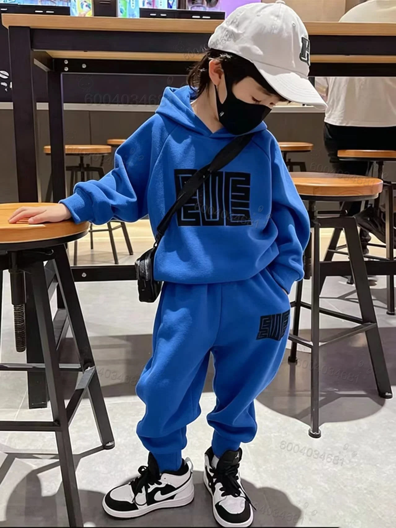 Winter- und Herbsttrend: Schwarzes, modisches Kinder-Sweatshirt-Set mit Kapuze und Buchstabenmuster, bequem und weich für den täglichen Gebrauch. – Detail 4
