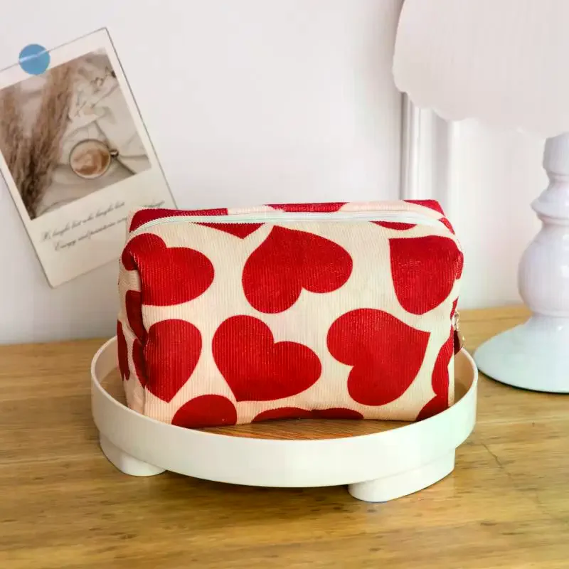 

Вельветовая женская косметичка с красным сердцем, дорожная портативная косметичка, сумка для хранения туалетных принадлежностей, милый кошелек-органайзер для карандашей