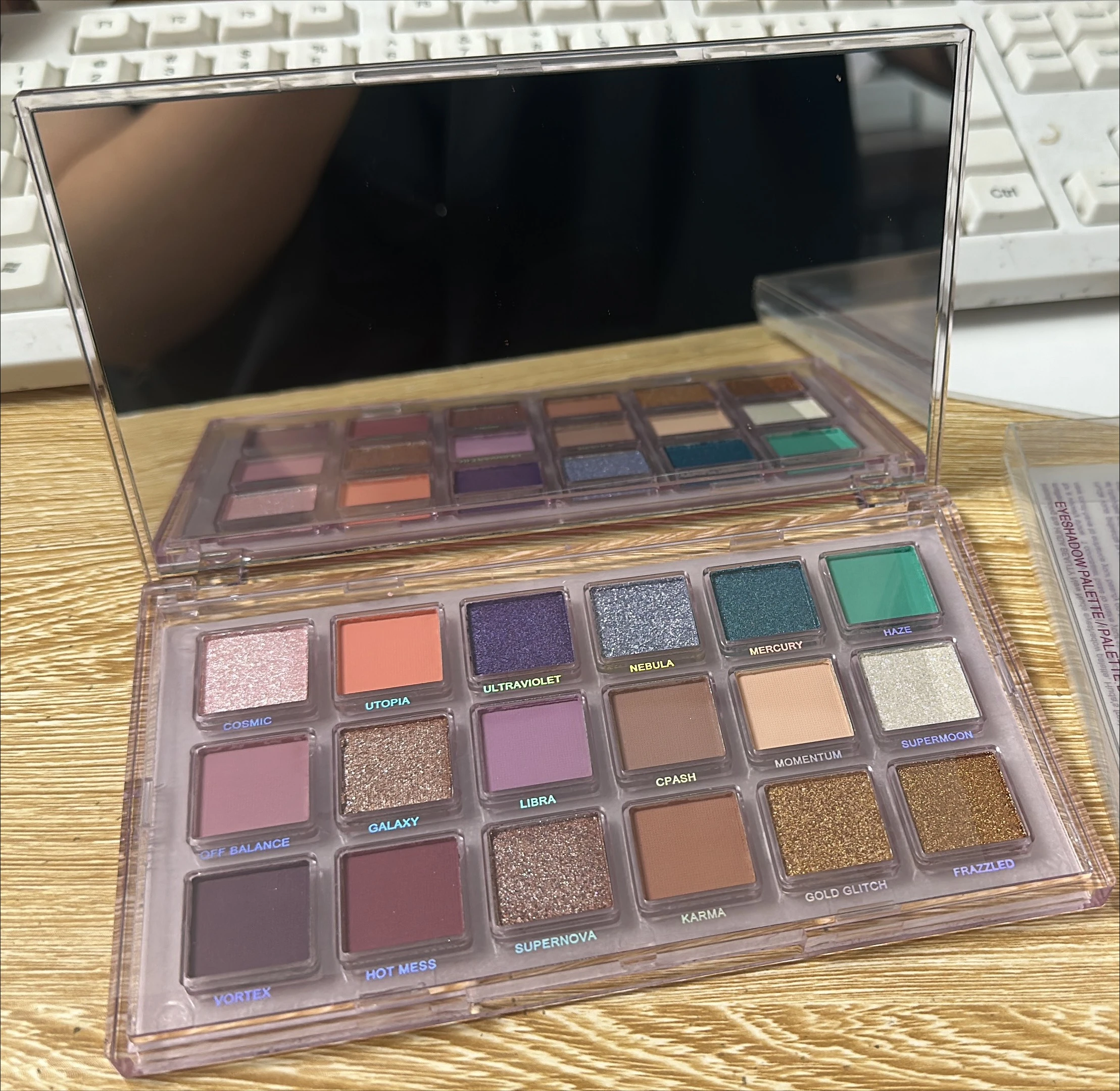

ЛУЧШИЙ ИНСТРУМЕНТ ДЛЯ МАКИЯЖА 18 ЦВЕТОВ EYESHADOW