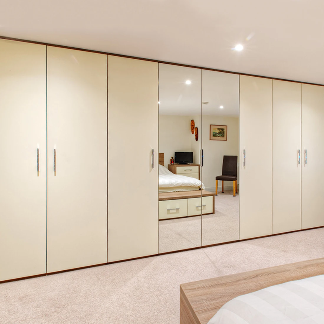 Classic Cabinet Wardrobes Set Bedroom Furniture Modern House Villa Bedroom White Lacquer Wooden Wardrobe