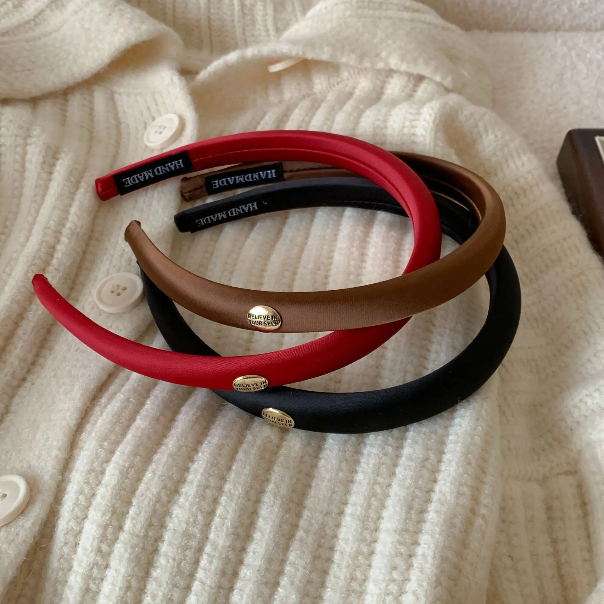 

Повязка на голову с усиленной короной, атласная однотонная повязка для волос с золотым логотипом, новинка 2025, нескользящие аксессуары для волос во французском стиле, подарок для женщин