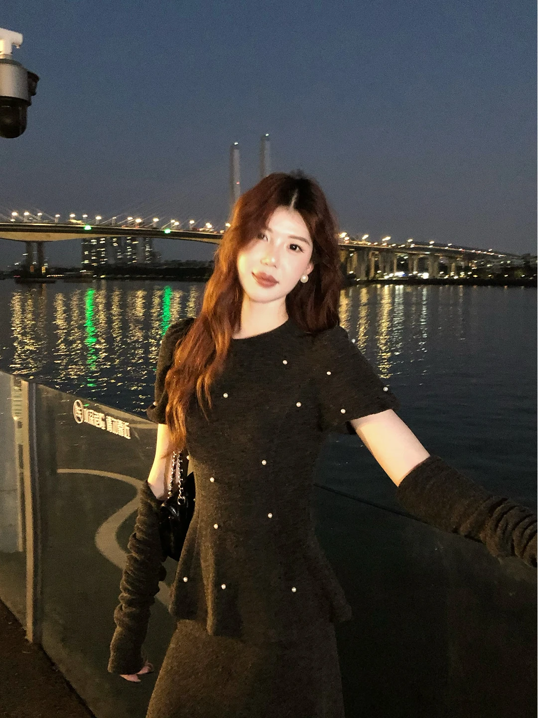 

Модный повседневный комплект 2025 года для женщин: белый чайный комплект с юбкой и нарукавниками, нежный и пикантный дизайн