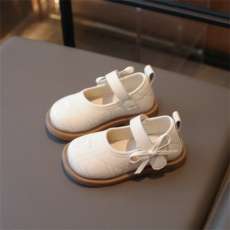 

2026 New Spring Children Shoes For Girls Leather Butterfly-knot Heart Princess Shoes Soft Sole Outdoor Fashion Kids Sneakers