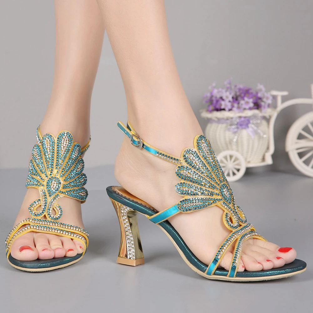 موضة جديدة الاتجاه حجم كبير الصنادل الذهبية الخضراء كريستال عالية الكعب حزام الظهر صندل نسائي بلينغ فستان الحفلات أحذية الزفاف X0004