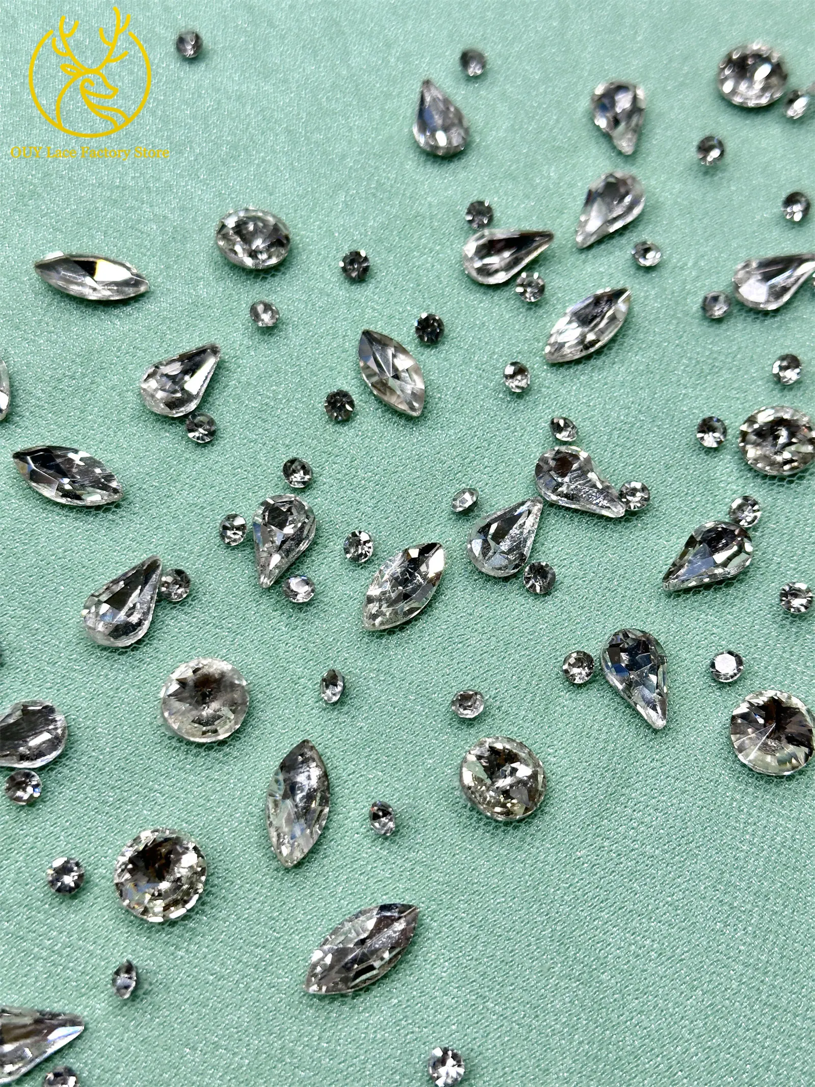 Goldener Luxus-Tüll-Spitzenstoff aus Dubai, hochwertiger nigerianischer afrikanischer Diamant-Tüll-Spitzenstoff für Hochzeitskleidung. – Detail 9