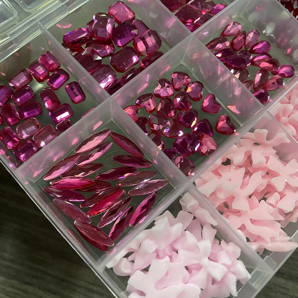 ชาร์มตกแต่งเล็บ 12 ช่อง ลายโบว์สีชมพู 3 มิติ และลายดอกกุหลาบประดับมุกสีแดง รูปทรงกลม/หัวใจ/สี่เหลี่ยม/สี่เหลี่ยมขนมเปียกปูน สำหรับตกแต่งเล็บ DIY