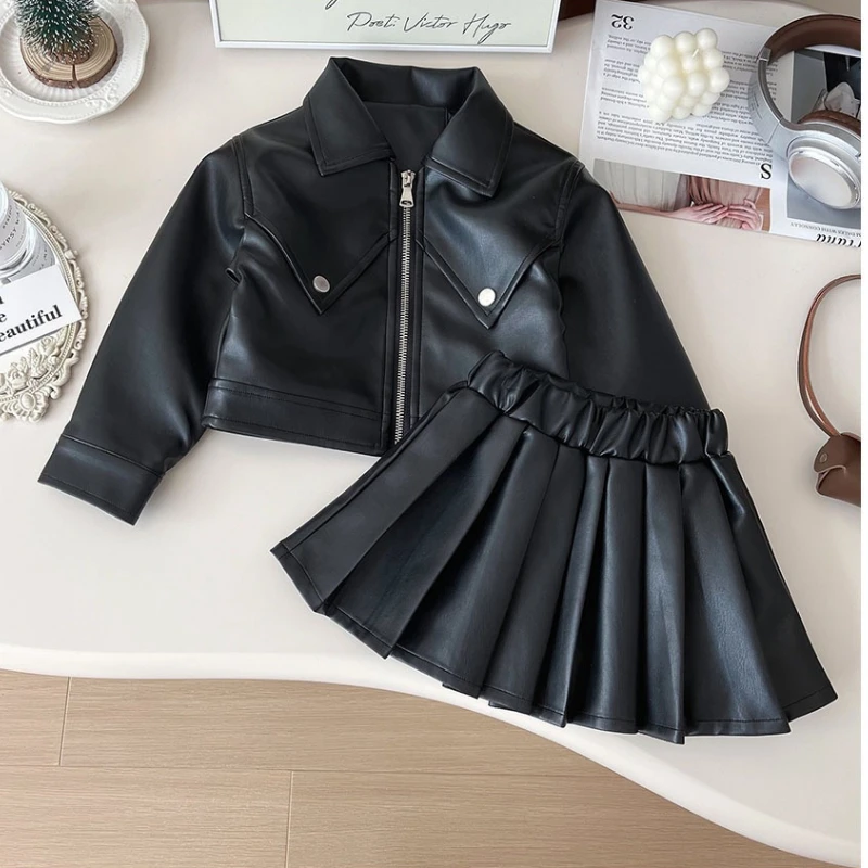 

Комплект из двух предметов для девочек, красивый однотонный кожаный топ с лацканами + однотонная кожаная плиссированная юбка, детская одежда, одежда для маленьких девочек
