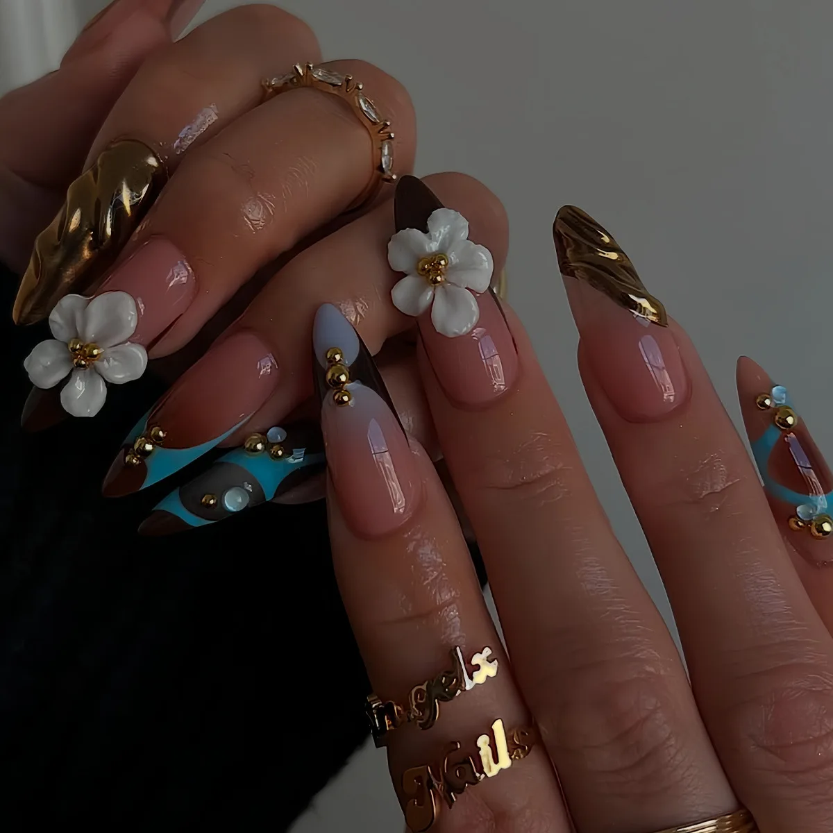 

24 шт., накладные ногти с 3D цветочной позолотой, черные накладные ногти с французским градиентом, средней длины, миндалевидные съемные кончики для ногтей с полным покрытием