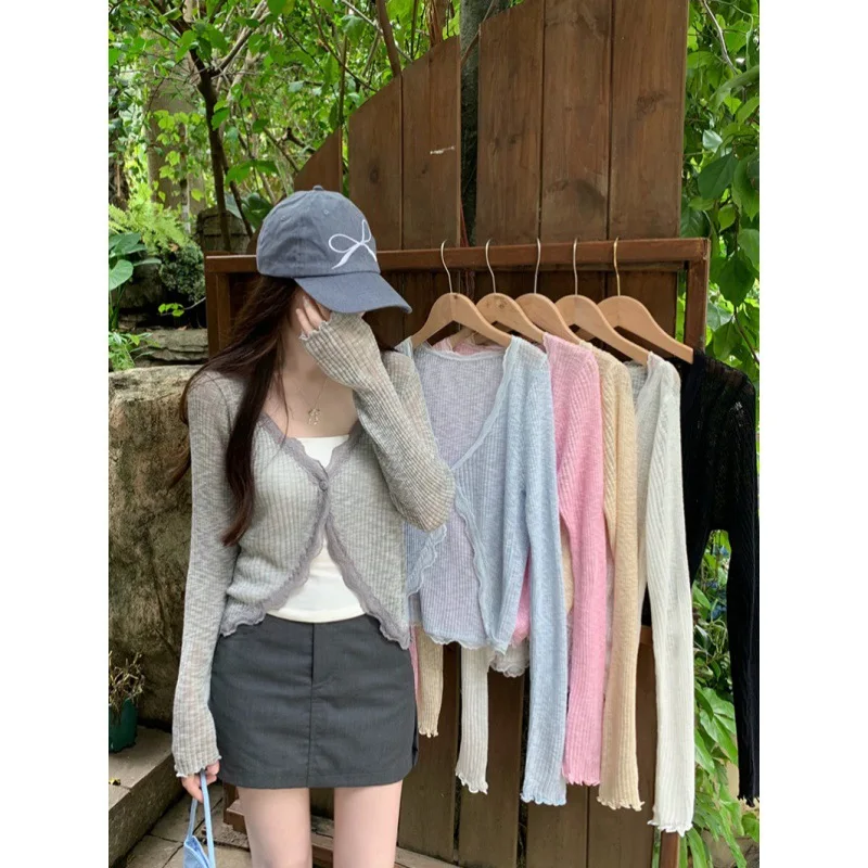 Cardigan estivo in maglia sottile con finiture in pizzo, top corto a maniche lunghe con bottone singolo, cardigan in maglia a costine, maglione di protezione solare in lana
