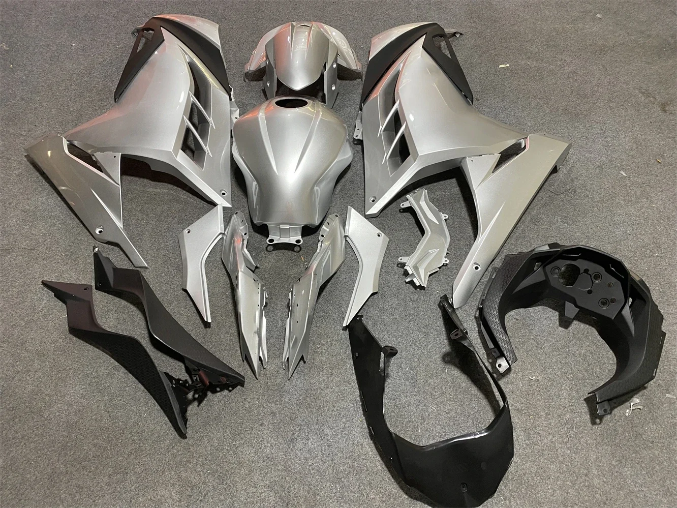 

Комплект обтекателей для мотоцикла, подходит для Kawasaki Ninja 250 Ninja 300 2013 2014-2017 2018 лет ZX300 EX300 13-18 серебристо-черный обтекатель