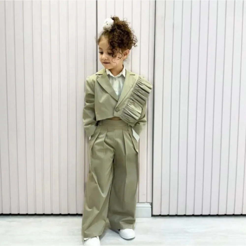 nuovo-arrivo-completo-casual-europeo-per-bambina-elegante-giacca-con-volant-su-un-lato-pantaloni-lunghi-per-bambini
