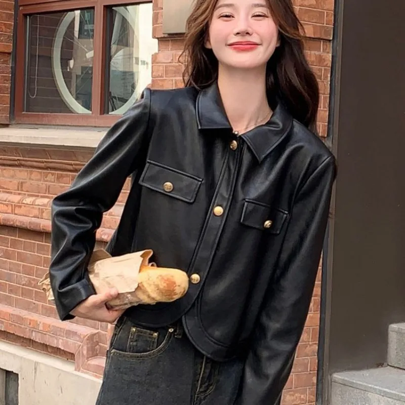 แจ็คเก็ตหนังสีดำสุดหรูสำหรับผู้หญิง กระดุมโลหะ แจ็คเก็ตหนัง PU สั้น แขนยาว เสื้อโค้ทเนื้อนุ่ม สไตล์วินเทจ สำหรับฤดูใบไม้ผลิและฤดูใบไม้ร่วง แฟชั่นทันสมัย