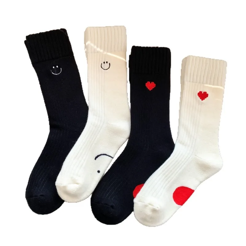 4 пары весенне-осенних трендовых толстых впитывающих пот носков с вышивкой для тепла, спортивных, простой, комфортных носков средней длины