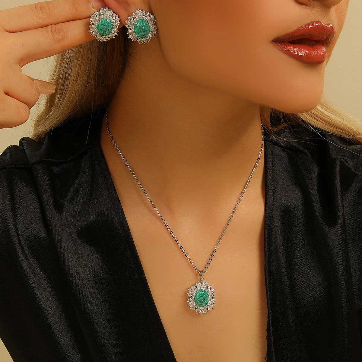 

A set of luxury retro zircon round pendant necklace earring set for women's jewelry set suitable for weddings and banquets
