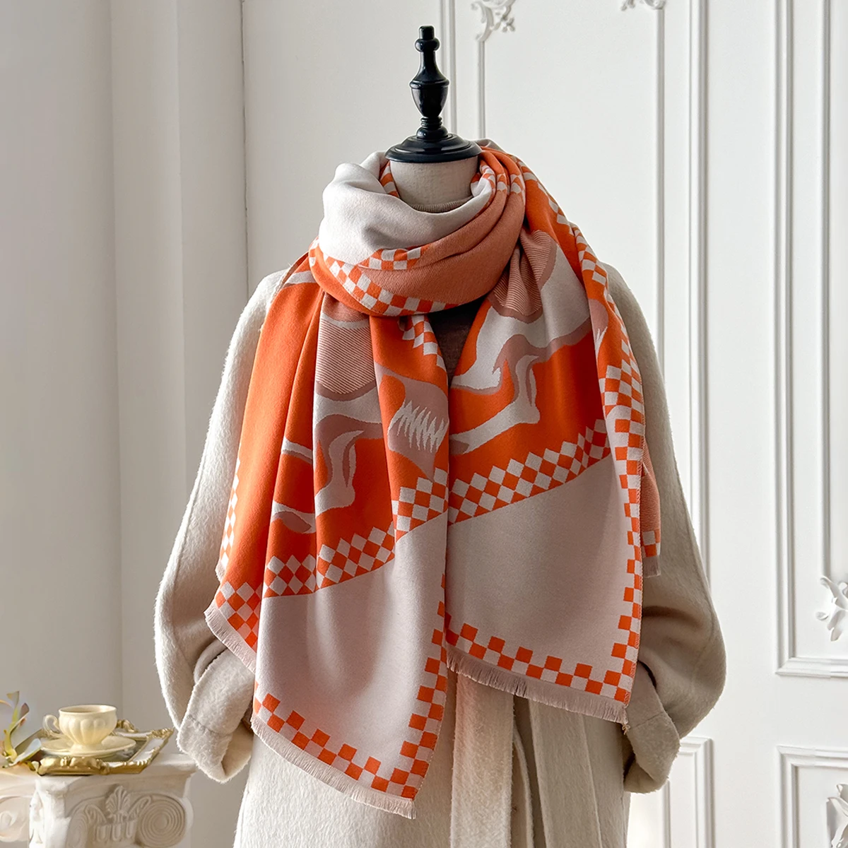 Luxuriöser dicker Kunstkaschmir-Schal für Damen – warmer Winter-Schal mit Vintage-Karomuster und Warhorse-Aufdruck, weicher Schal für Reisen und Alltag – Detail 5