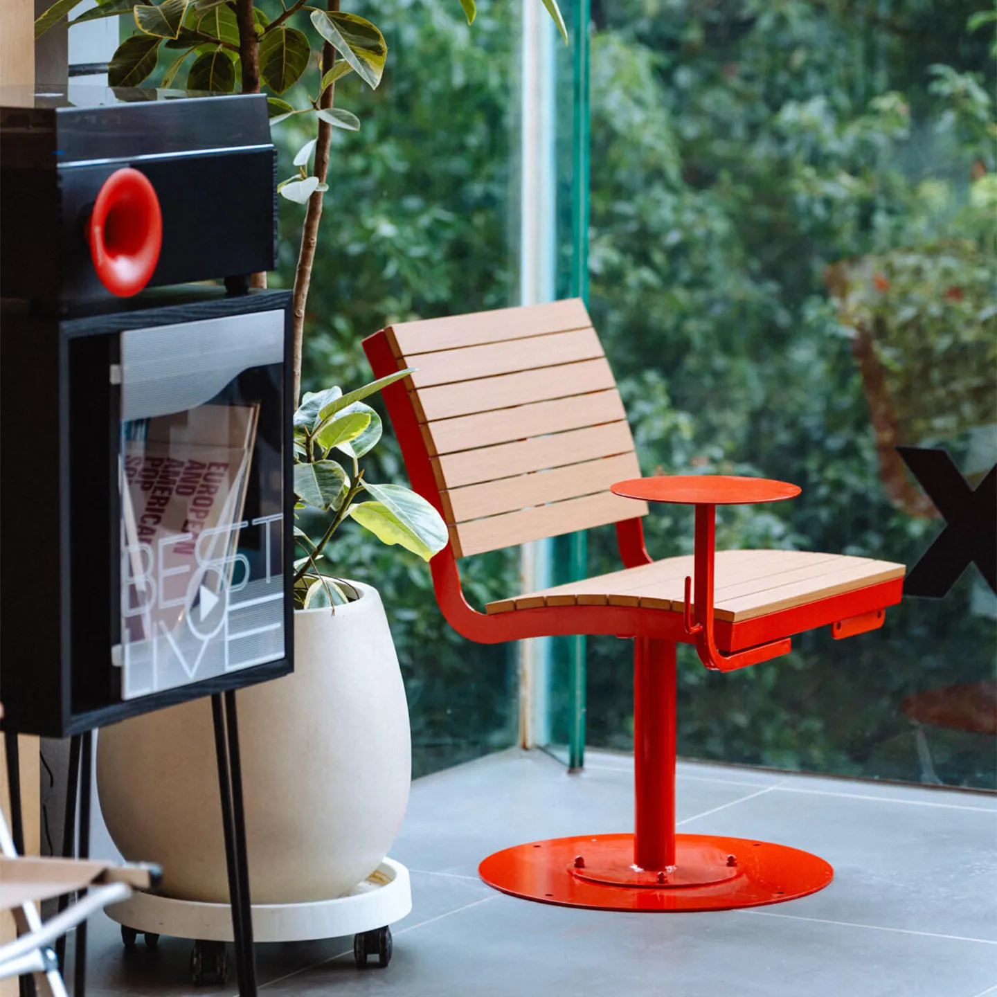 One-piece design preservative wood outdoor rotating chair milk tea shop comes with a small tray outdoor chair park chair