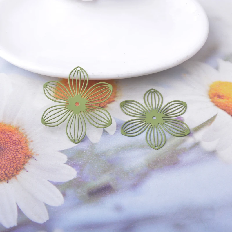 20 Stück AB9270 Messing-Schmuckanhänger, hellgoldene Blumen-Charms, bemalte Verbindungsstücke, Anhänger für DIY-Ohrringe für Frauen, Zubehör – Detail 15