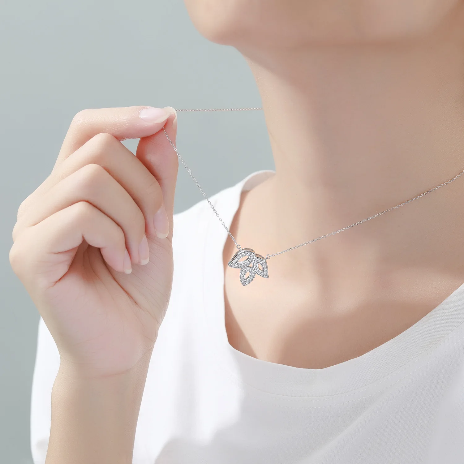 

18K gold PT950 platinum S925 silver 7-layer electroplated gold clover necklace niche leaf pendant collarbone chain