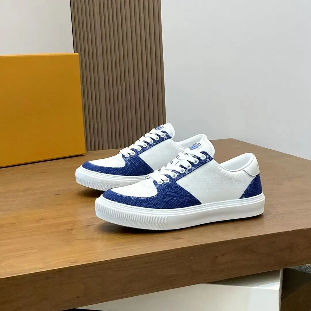 Niedrig geschnittene Skate-Sneaker aus Vollnarbenleder, weiß & dunkelblau, mit Kontrastpaneel aus gewaschenem Denim, rutschfeste dicke Gummisohle, vielseitige Retro-Schuhe für den täglichen Gebrauch.