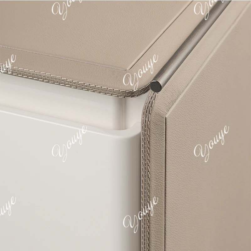 Italienischer leichter Luxus-Nachttisch, minimalistischer, moderner, quadratischer Nachttisch aus Leder mit Kunstfarbaufbewahrung im Schlafzimmer