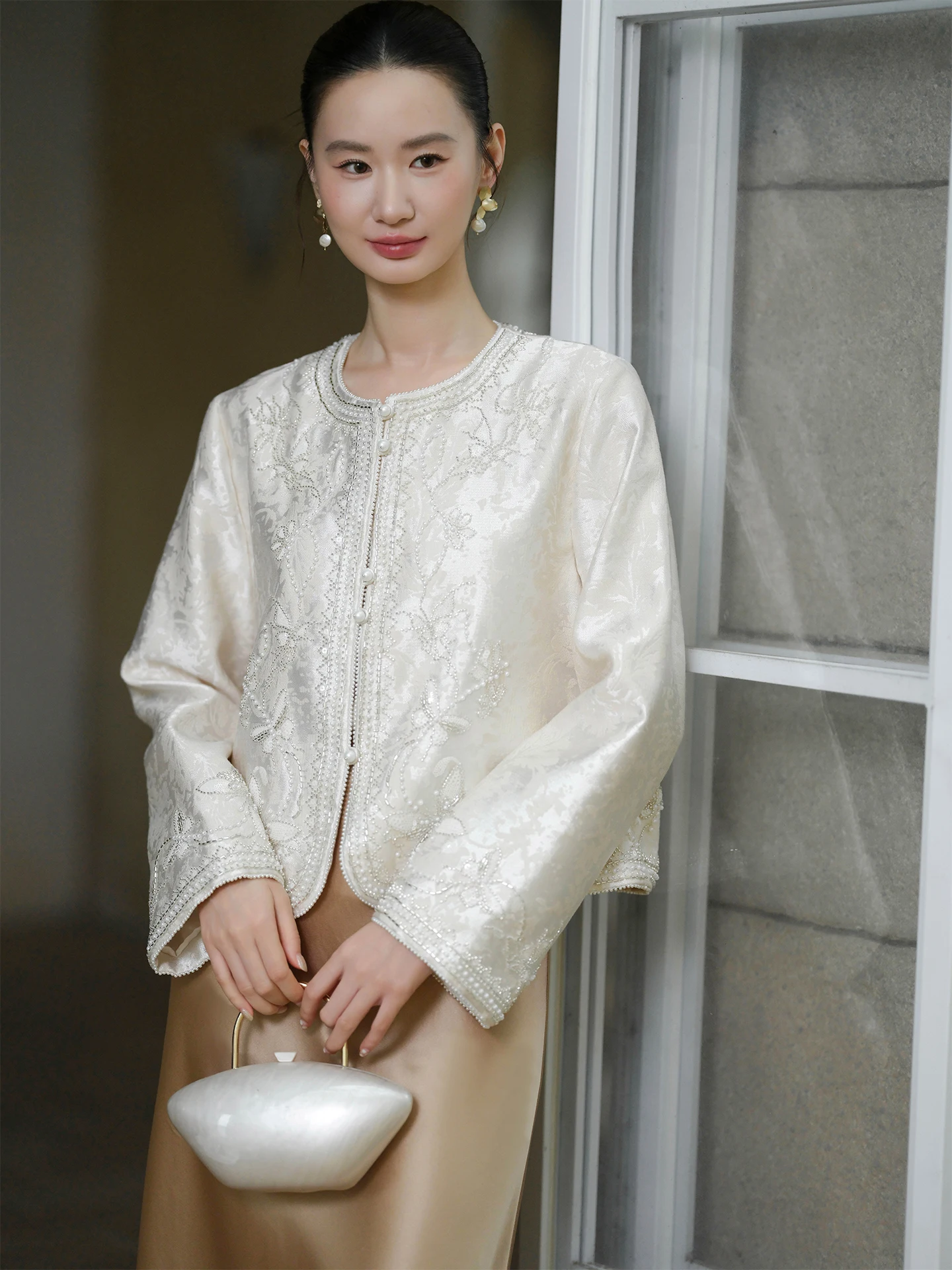 

Женская куртка свободного кроя с круглым вырезом и вышивкой бисером в китайском стиле, новая коллекция Весна 2026, модная сенсация