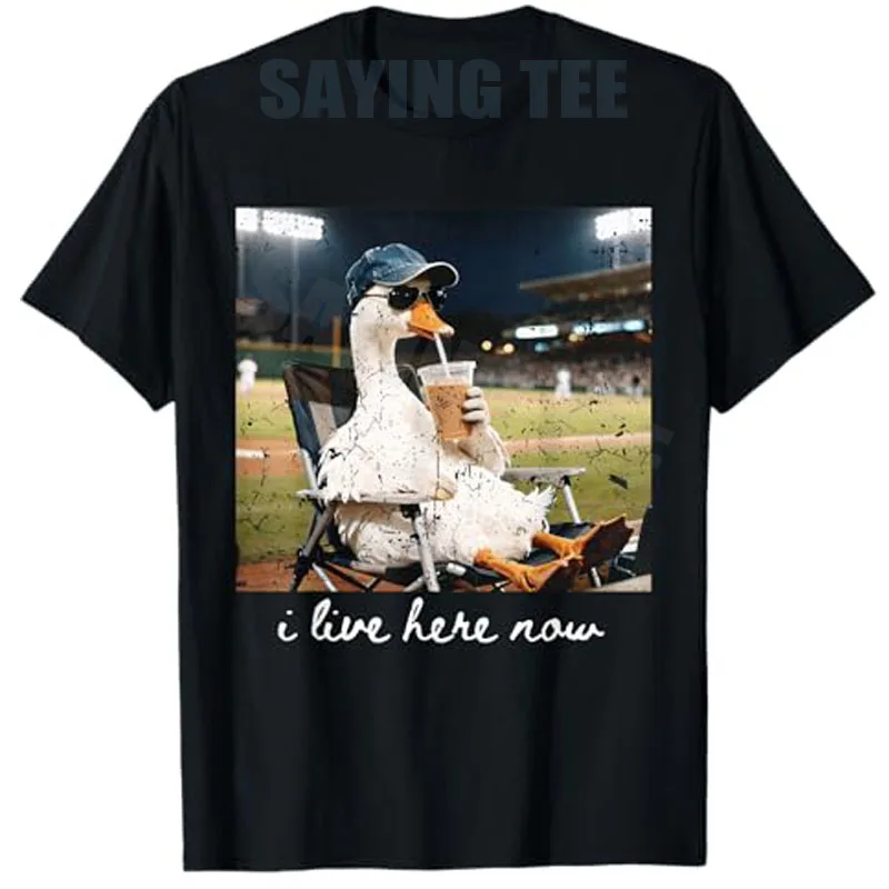 Camiseta gráfica Y2K con diseño de ganso para el día del partido de béisbol, divertida, con la frase 'Goose Ballfield Baseball Field I Live Here Now', novedosa y con personalidad.
