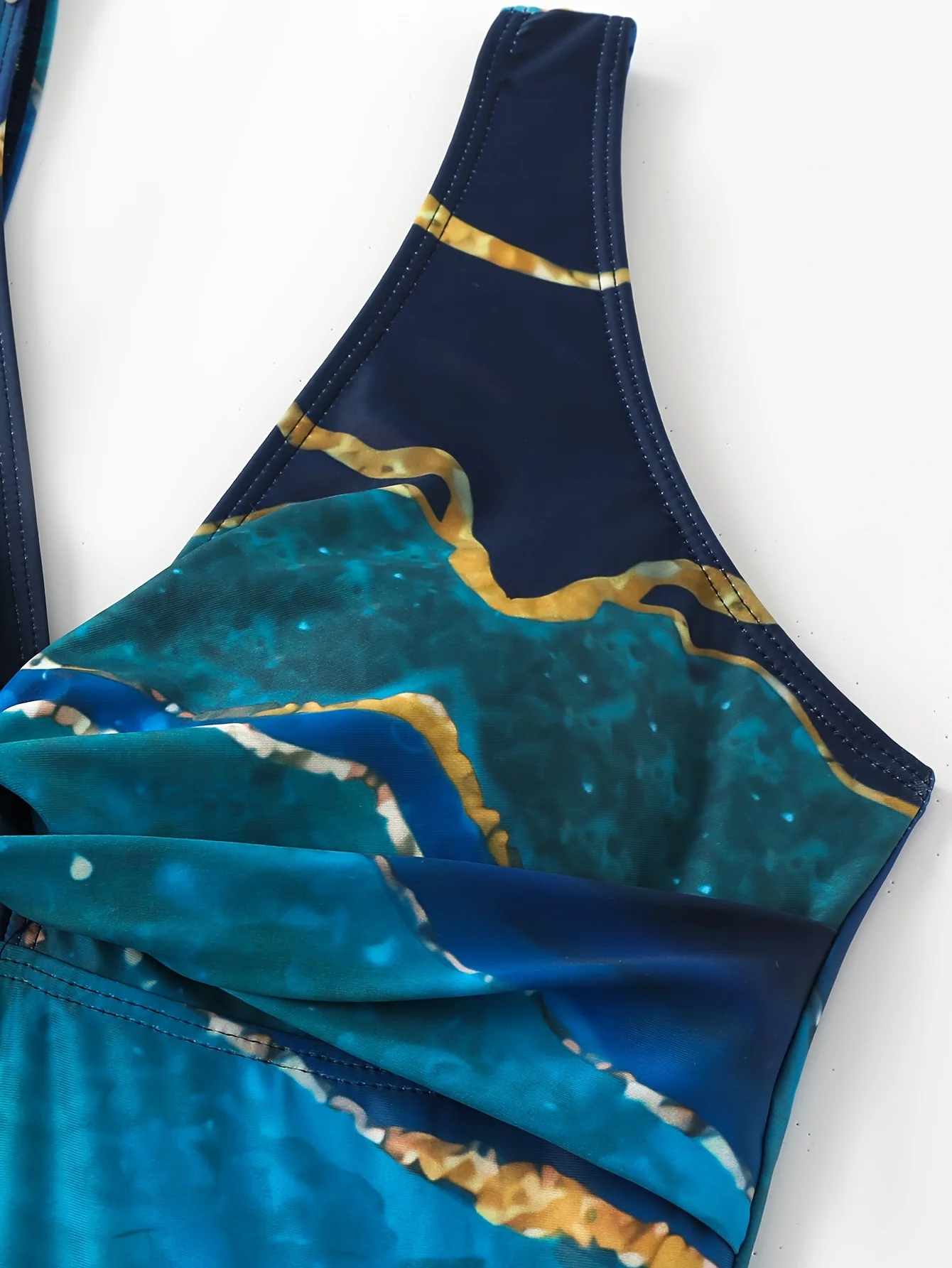[High Stretch] Maillots de bain 2 pièces imprimé marbre – Col en V une pièce hautement extensible et jupe pare-soleil de couverture – Maillots de bain pour femmes