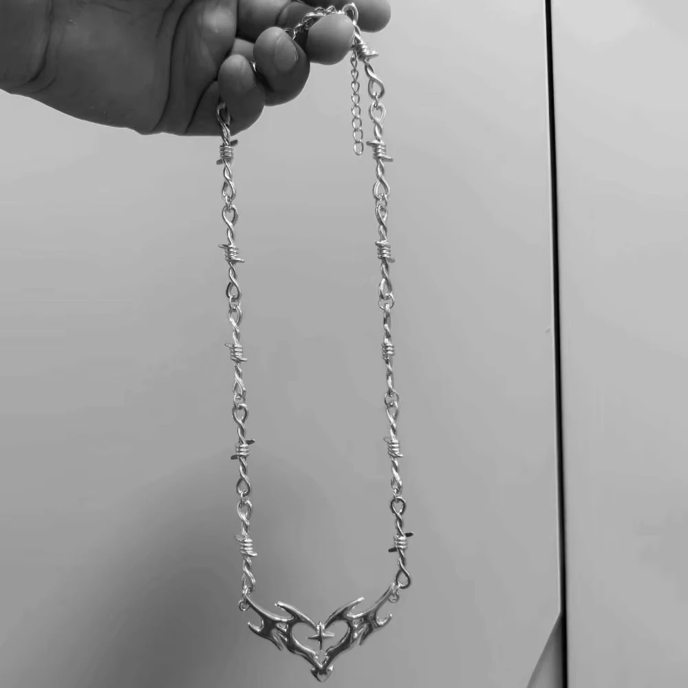 Barbed Wire Flame Heart Choker Sweet and Cool Clavicle Chain Y2k Thorns Necklace Punk Style Hippie Charm Gothic Necklace