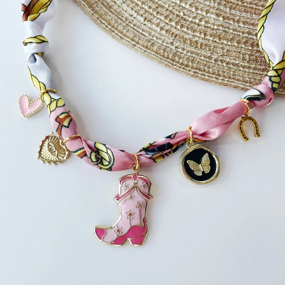 Collar bandana suave de vaquera rosa: gargantilla ajustable con bota de vaquero, dijes de corazón y mariposa