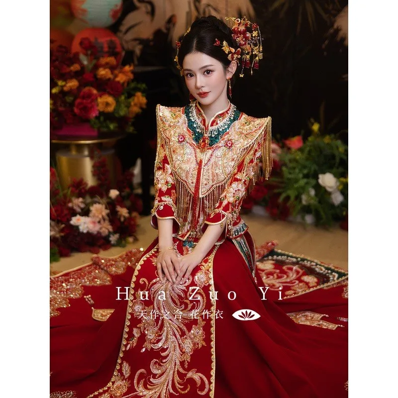 

Новый стиль свадебного платья с короной в виде феникса и красным свадебным аксессуаром.