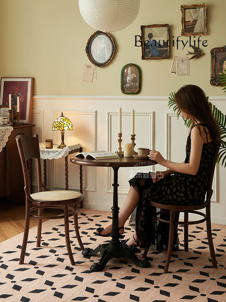 Рисунок 4 - Обеденный стул из цельного дерева в стиле ретро