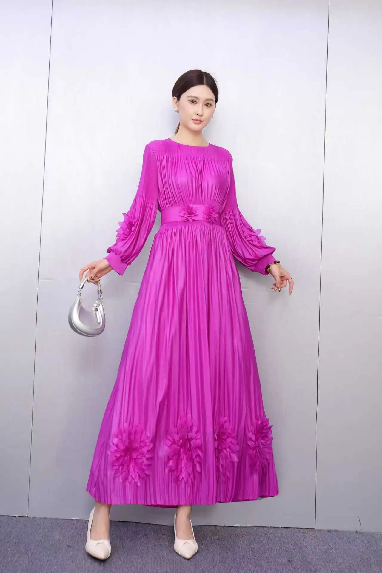 مياكي 2025 شتاء جديد فضفاض ثلاثي الأبعاد زهرة بلون فستان مطوي مزاجه تنورة طويلة أنيقة #2