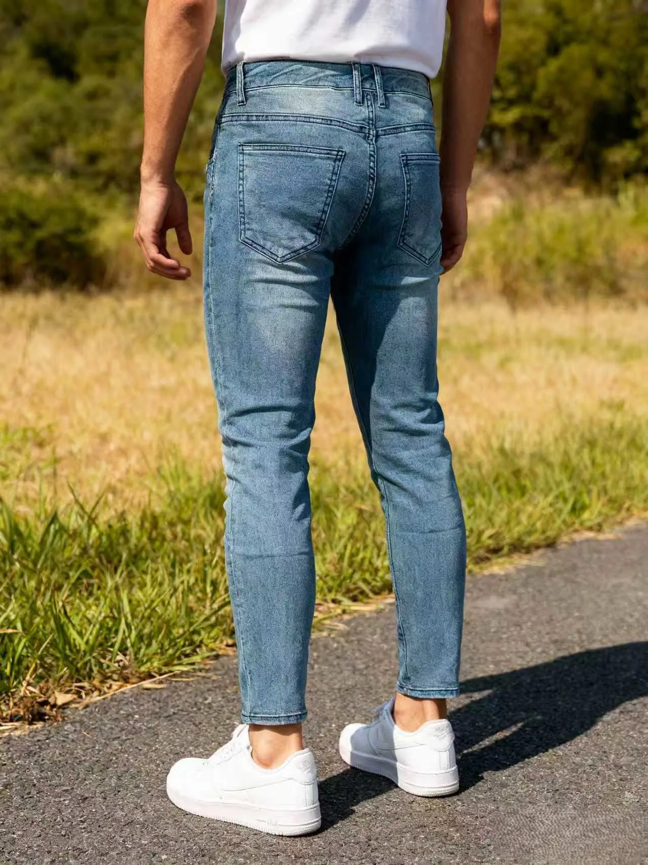 جينز دينم متعثر للرجال | بنطال مدبب نحيف باللون الأزرق الفاتح | تفاصيل ممزقة على الركبتين والفخذين، لمسة نهائية من الحافة الخام #2