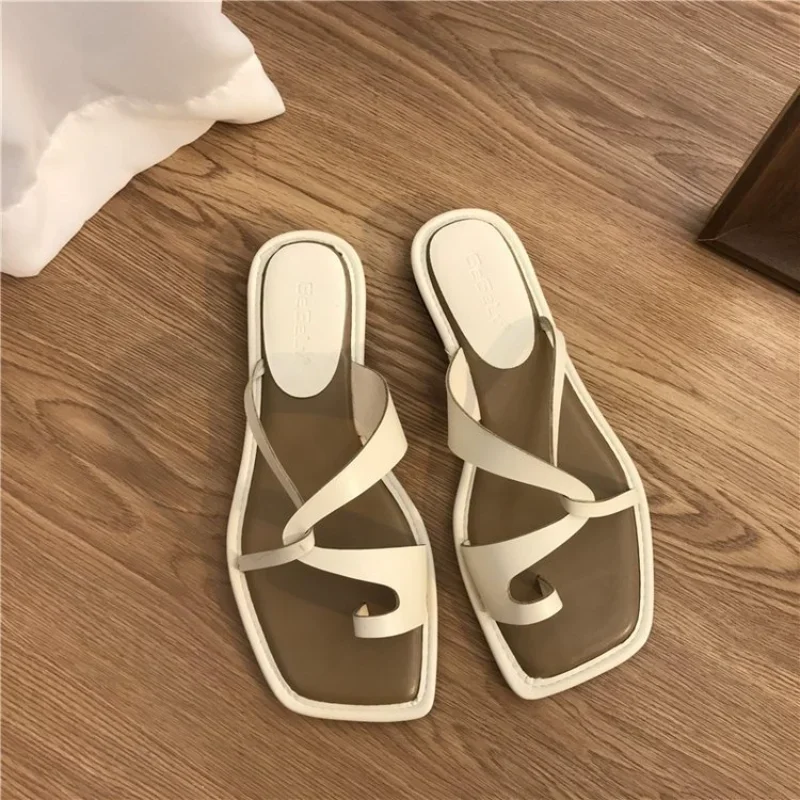 Sandalias de mujer novedad de verano 2024, versión coreana, chanclas con Clip dedos, moda para actividades al aire libre, Sandalias planas