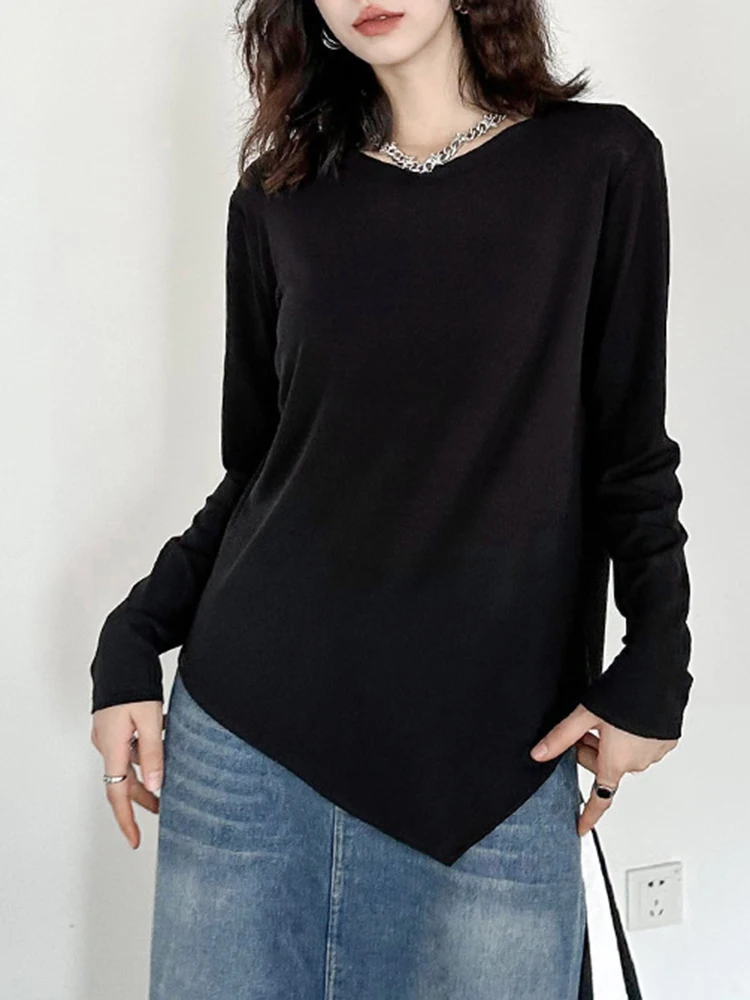 [EAM] Women Black White Brief Irregular Hem Casual T-shirt New Round Neck Long Sleeve Fashion Tide Spring Autumn 2024