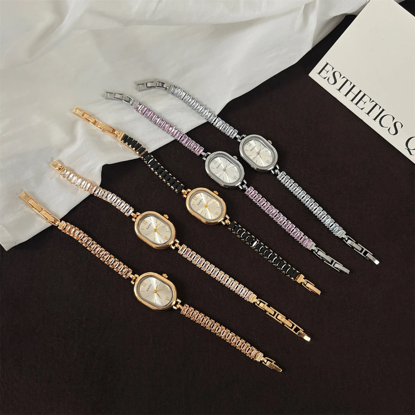 NAIDU مربع بيضاوي اللون الماس حجر الراين سوار ساعة نسائية بسيطة موضة عالية الشعور كتاب أحمر صغير Tiktok هدية حية
