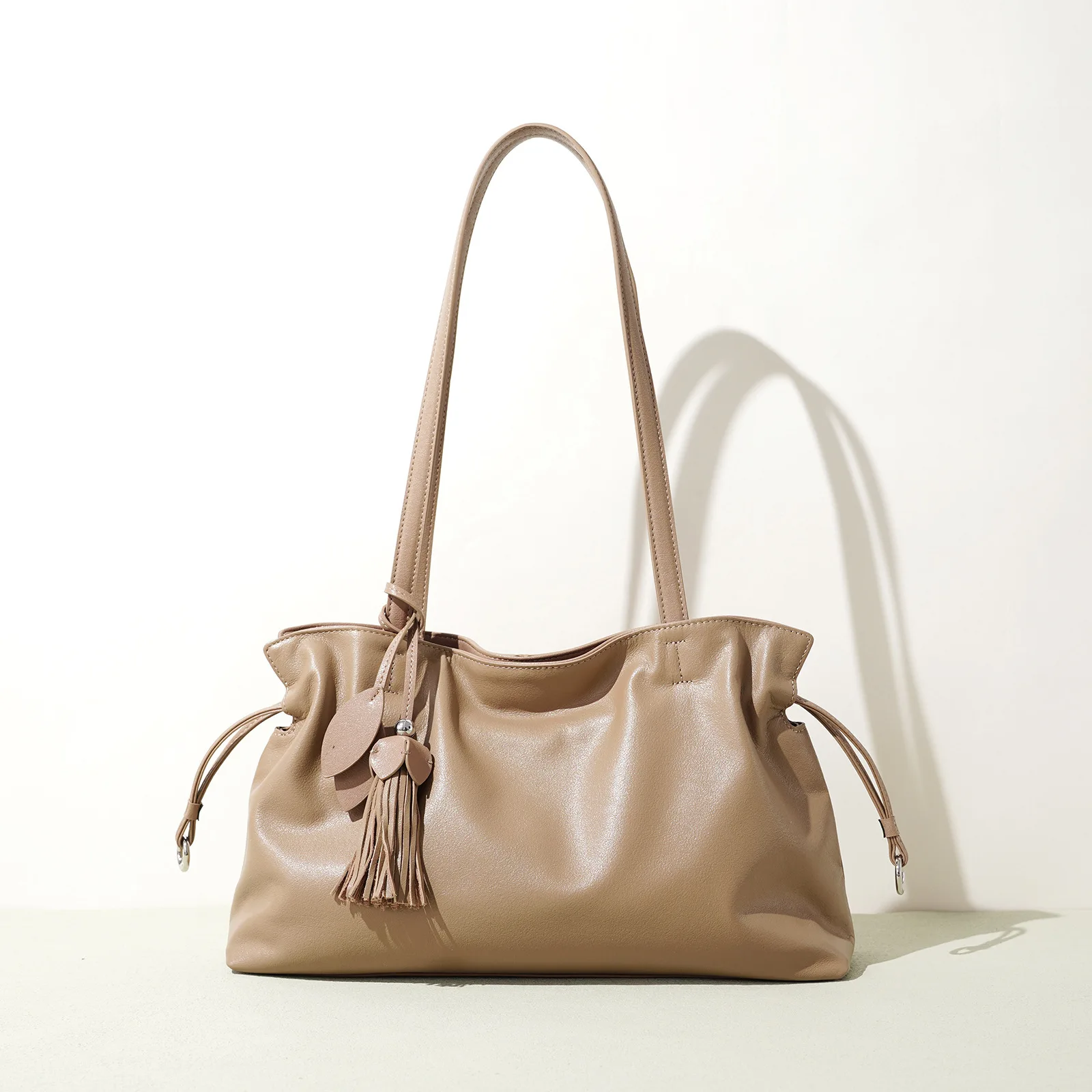 

2026 New Large Capacity Genuine Leather Tote Bag Simple Stylish Design Women Niche Unique Daily Outing Shoulder Bag