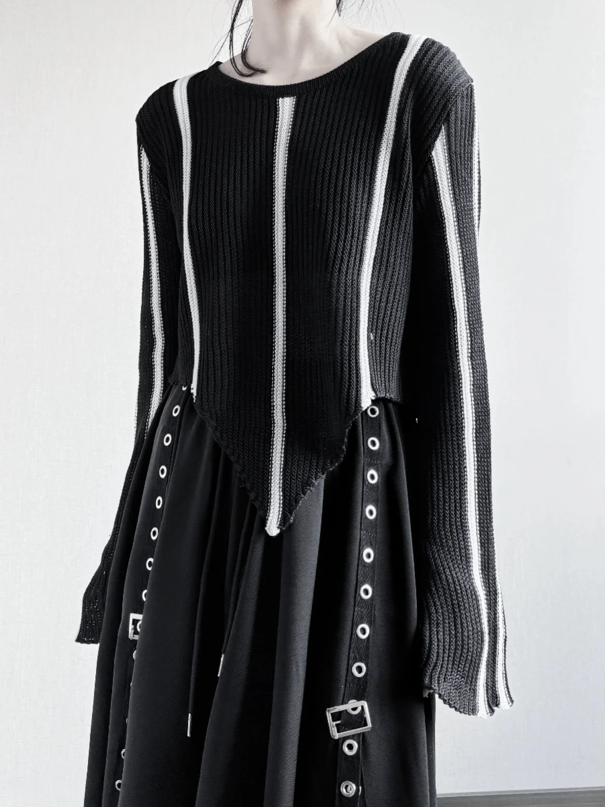 

Вязаный топ с контрастными полосками и асимметричным дизайном, с низким круглым вырезом, длинными рукавами-колокол, для повседневной носки