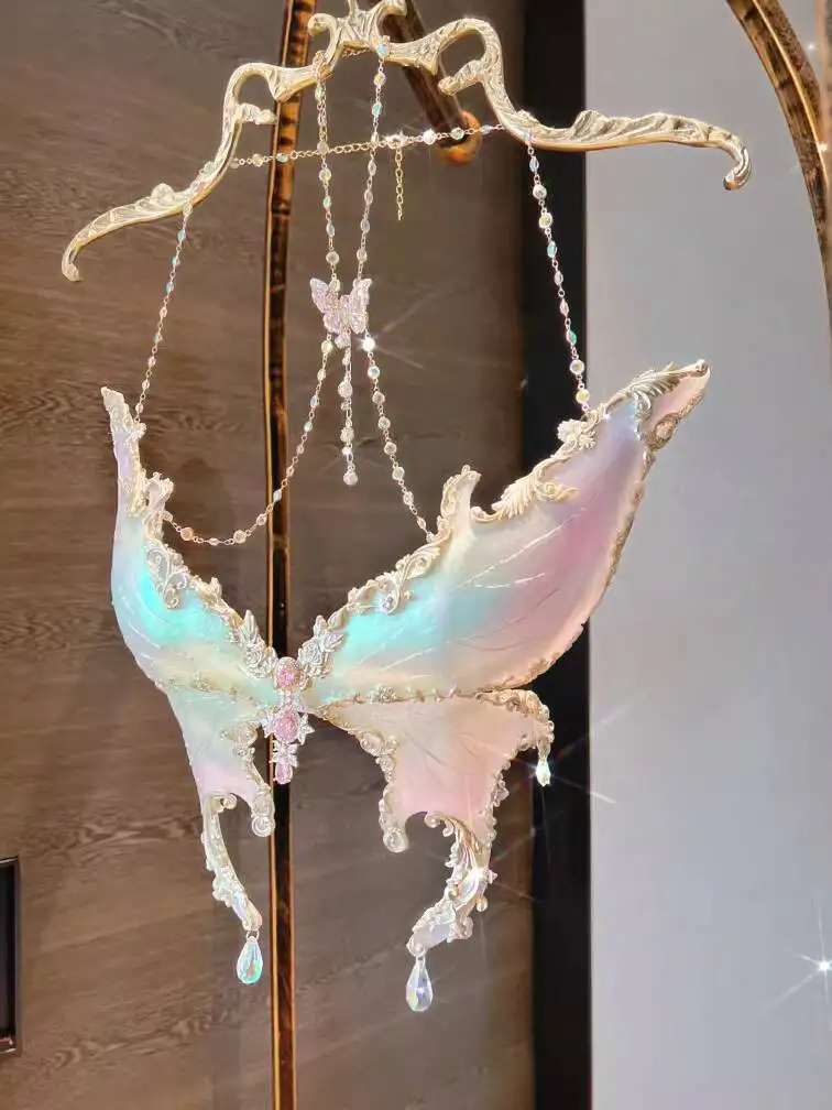 Дизайн Ziwu включает в себя струящийся корсет с элементами бабочки. Ручная работа