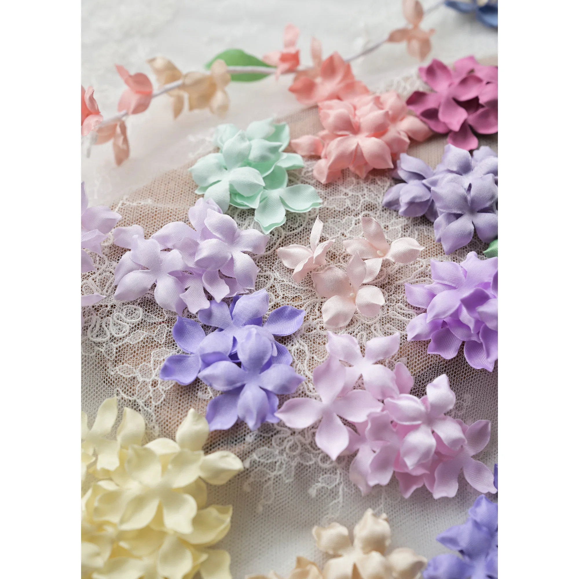 Künstliche Blütenblätter 3cm, Kunstblumen für Hochzeit, Heimdekoration, DIY, Scrapbooking, Kartenbasteln, Satin-Blumenapplikation, 100 Stück – Detail 3