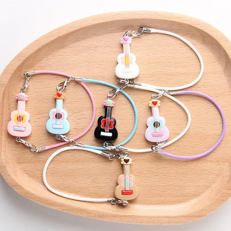 Miniaturowa gitara na pasku do domku dla lalek, symulacja instrumentu, model, akcesoria do dekoracji domku dla lalek, zabawka do zabawy w udawanie.