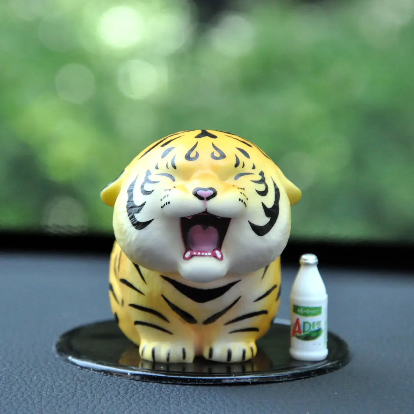 

Calling mom little tiger cute cartoon car decoration fat tiger hand-held car doll creative net red car decoration supplies