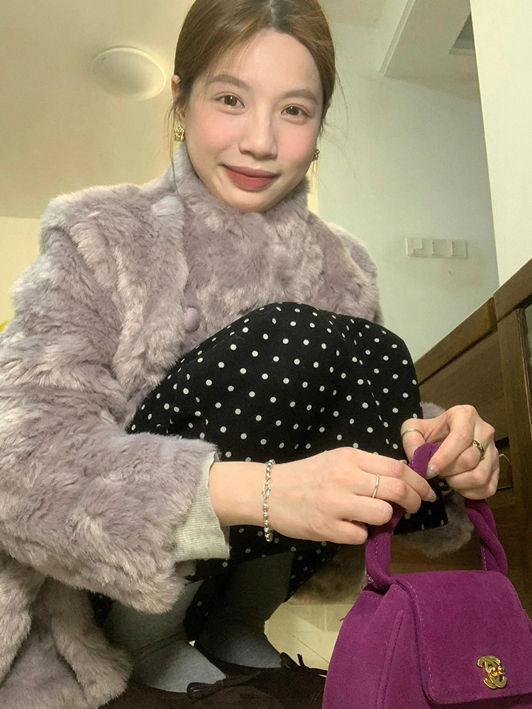   Cappotto in Pelle Scamosciata Ort Thiened 2025 Nuovo Stile Femminile Caldo e Soffice con Decorazione a Bottoni