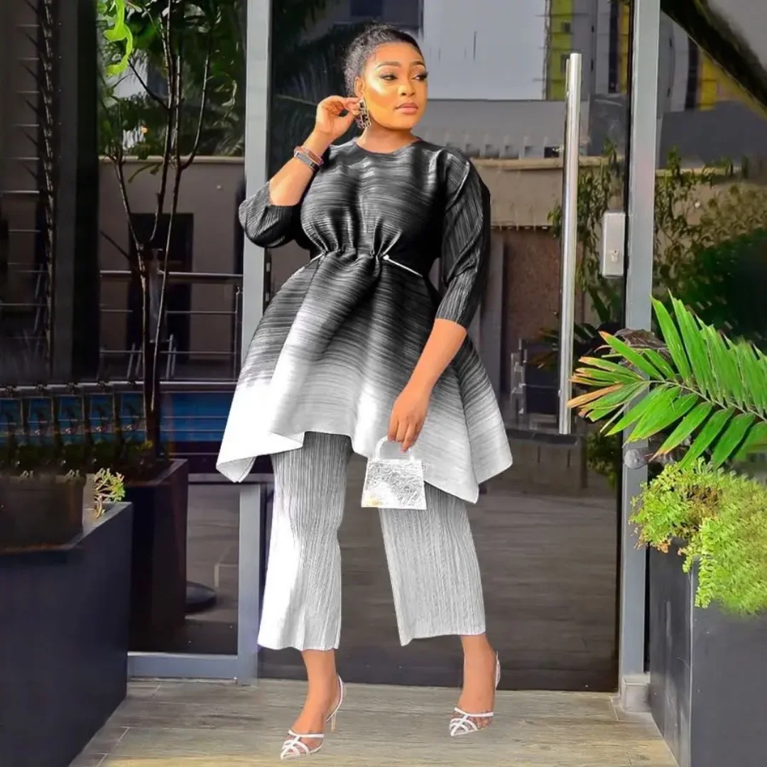 طقم بدلة نسائية مكونة من قطعتين بطيات من Miyake: بلوزة + سراويل طويلة، رقبة دائرية، مقاس فضفاض، حزام خصر مرن متدرج، أكمام ثلاثة أرباع، بنطال مستقيم الساق، تنحيف، ملابس غير رسمية، مناسبة للتجمعات اجتماعية وأنيقة