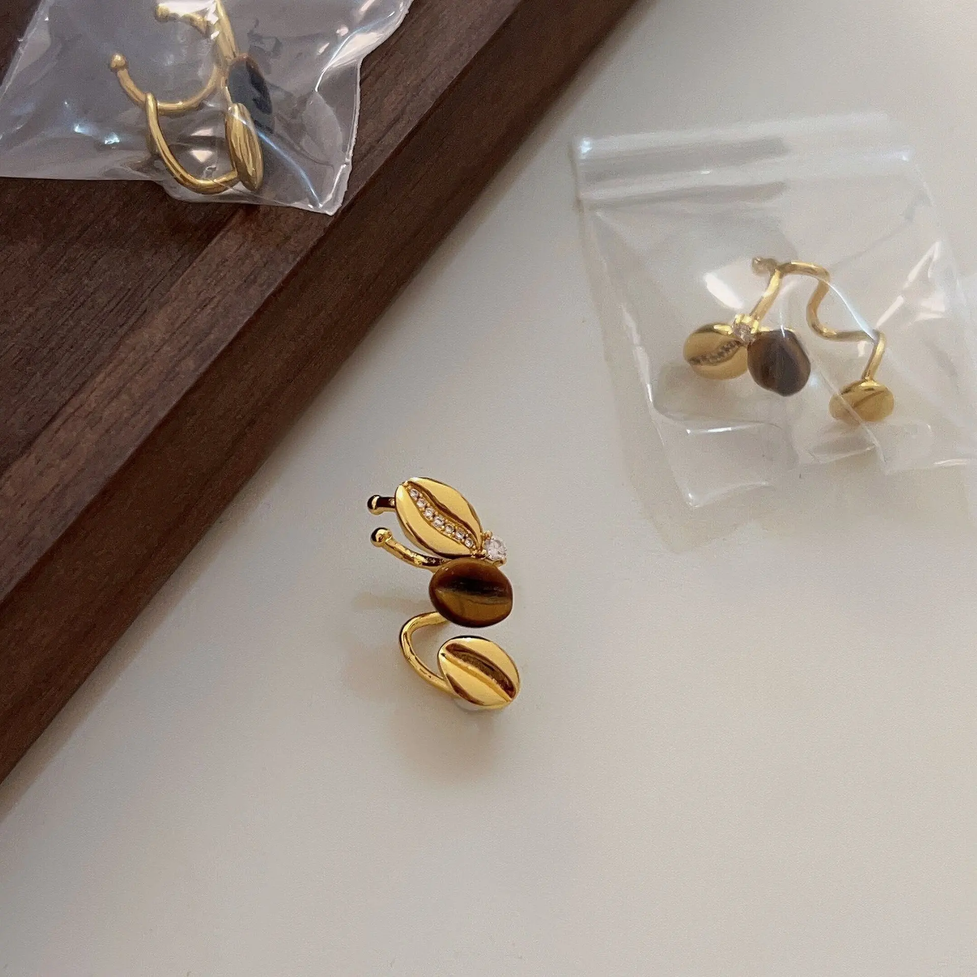 High End Feeling, Light Luxury, Niche Coffee Bean Sweetheart Ear Clip, No Ear Hole Versatile, Layered Meilad Earrings