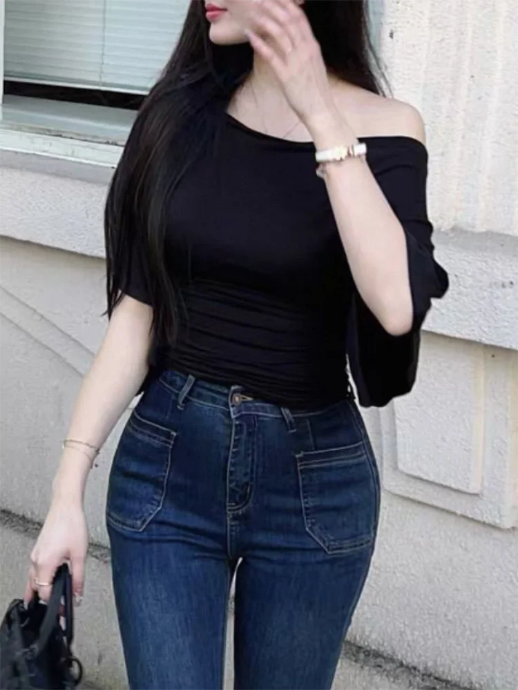 Damen-Top für den Sommer mit Schulterfrei-Ausschnitt und Trompetenärmeln, Schlankes T-Shirt, Elegantes Plissiertes Einfarbiges Pullover-Shirt – Detail 2
