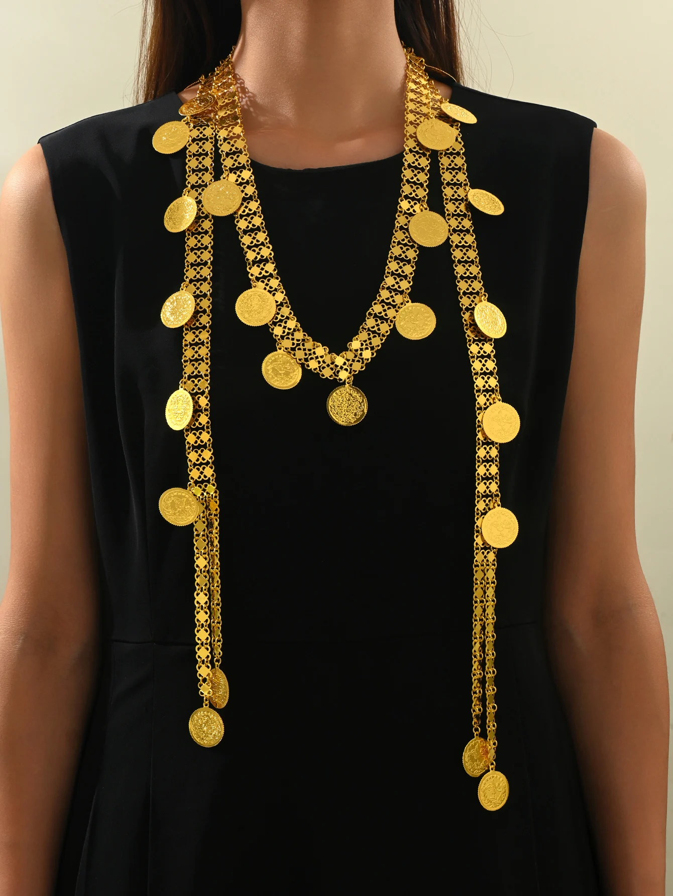 

Flowing tassel necklace with simple golden texture, shining and elegant, suitable for Middle Eastern brides for weddings