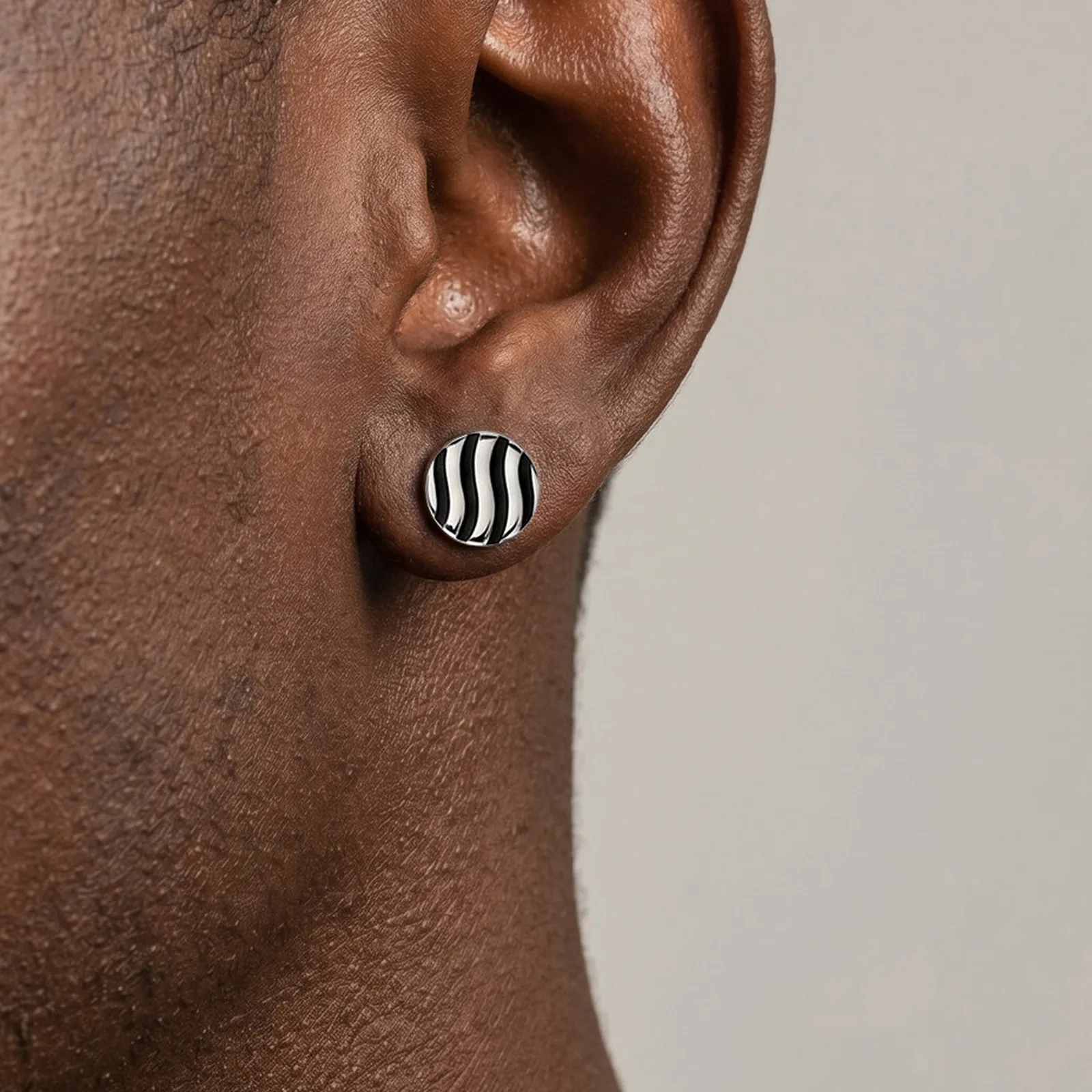 Einfache runde Ohrstecker aus Edelstahl für Männer, kleine Ohrstecker aus Metall mit Wasserwellenmuster, Hip-Hop-Schmuckgeschenk – Detail 5