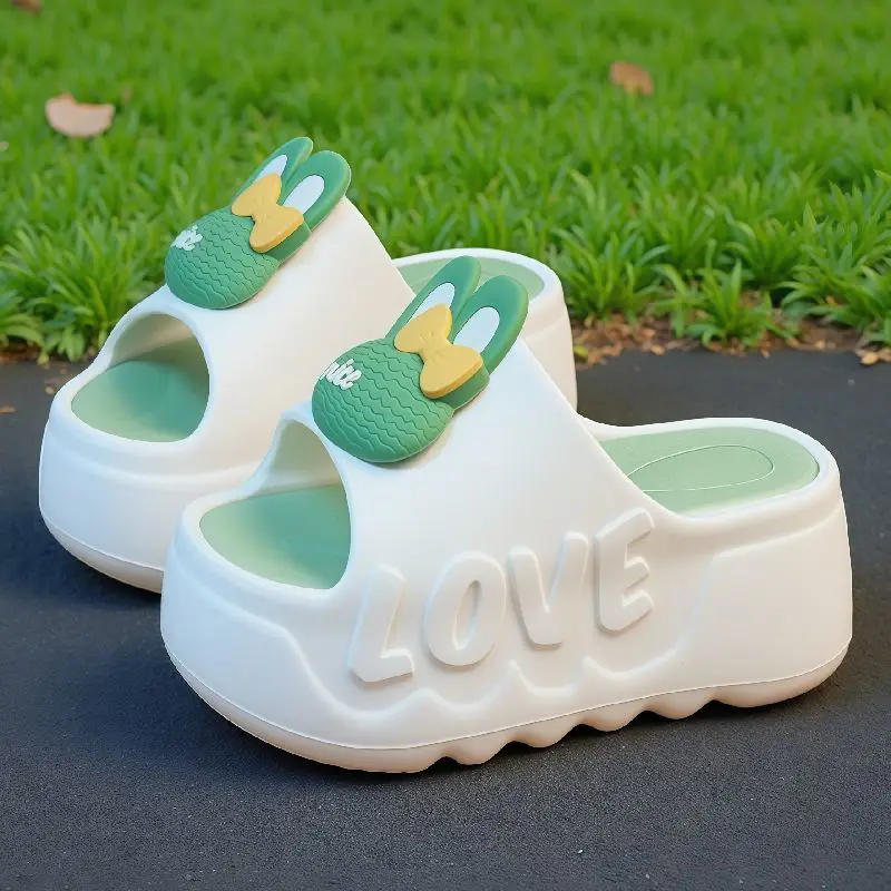 Neue 2026 Grüne Hasen-Katzen-Hausschuhe für Damen, 6,5 cm hohe Absätze, Plateau-EVA-Slides, Designer-Sandalen, Strand-Clogs, Damen-Aufzugschuhe