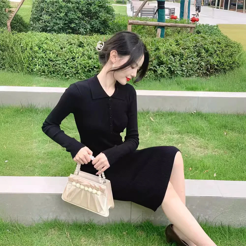 Sukienka w stylu Hong Kong, model 6439, kolekcja Jesień-Zima 2025, z kołnierzykiem, odkrytymi ramionami, dopasowana, podkreślająca figurę.